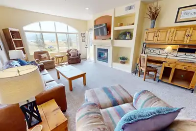 Image de Beautiful Lake, Mountain Views. Complex Hot Tub. Walk to Dining, Shops!