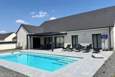 Image de Villa de 160 m² avec 5 chambres, piscine 10×4 m avec une grande terrasse