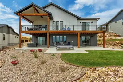 Image de Powder & Pine: 6-bedroom Ski House with Spectacular Mountain and Lake Views