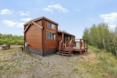 Image de Cozy 2br cabin near the river, mountains, and outdoor adventure.