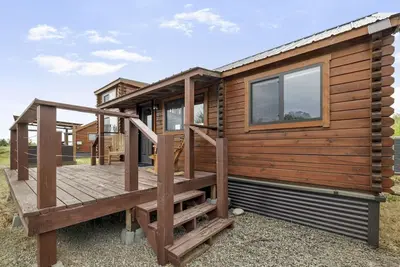 Image de 2br cabin near water, mountains, and outdoor adventure.