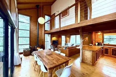 Inglenook: Architect-designed forest cabin + bathhouse