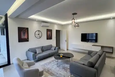 Image de Superb 3-bedroom apartment with 24/7 electricity in vibrant Beirut for up to 7