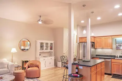 Image de Luxury Hillcrest w/En-Suite master bathrooms! Townhouse Bespoke Furnishings