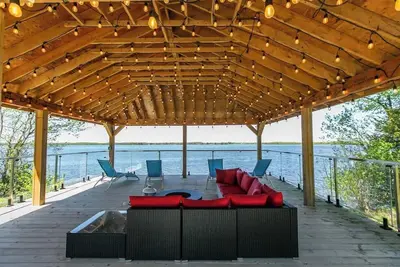 Image de Lakefront Retreat w/ Gazebo, Fire Table & Fishing