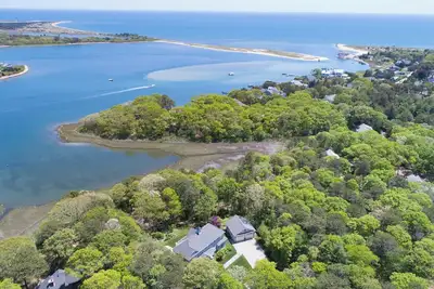 Image de 5 Star Custom Waterfront Private  Stunning Views  Fabulous Location