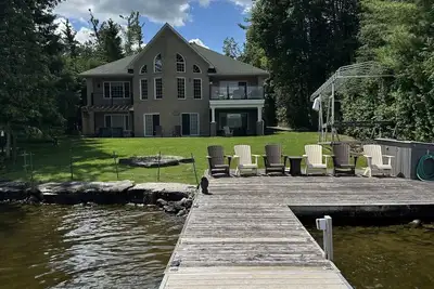 Image de Luxury 5 Bedrooms Spacious Kawartha lakefront with fire pit, dock, deck, porch