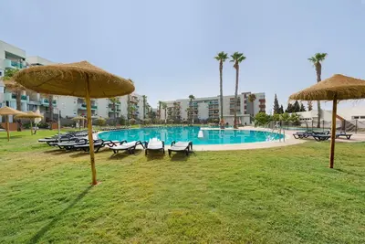 Image de Appartement premium familial à Almerimar, vue sur jardin et piscine