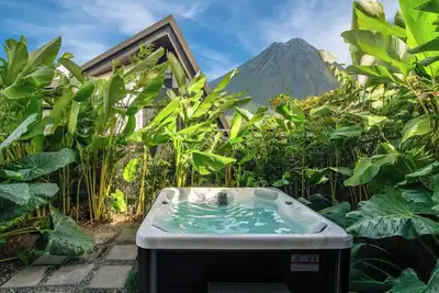 Image de Modern Private Estate: 2 Homes, Jacuzzi, Cinema & Volcano Views