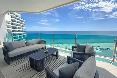 Image de Esmeralda Beach Resort 3 Bedrooms Condo C 803