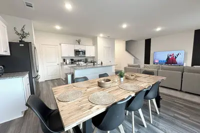 Image de Modern 3br/2. 5ba • 3 king bed • Gameroom • Pets Ok