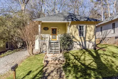 Image de Charming Yellow Cottage with Fire Pit & Covered Porch Near Downtown in Athens