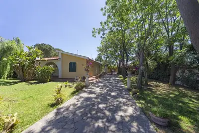 Image de Detached house, 2. 000m² with garden, orchard. Four-room apt 123m², ground floor.