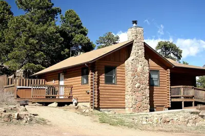 Image de Cozy Log Cabin with Hot Tub and Mountain Views in Estes Park, Colorado