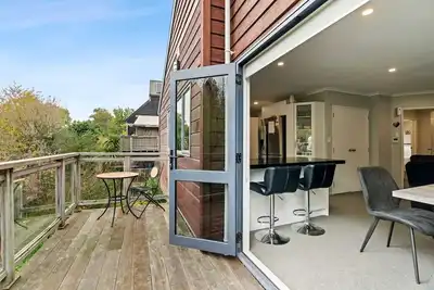 Image de Modern Two-Level Townhouse with Private Studio Near Chartwell | Hamilton, Nz
