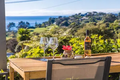 Image de Warm & wecloming three-bedroom, two-bathroom holiday home with sea views.