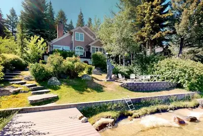 Image de Peaceful Waterfront Retreat with Fire Pit & Nature-Filled Surroundings in McCall, Idaho