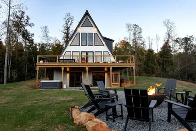 Image de Luxury A-Frame with Hot Tub & Sauna near Wineries in Nelson County, Virginia