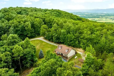 Image de Secluded Modern-Rustic Cabin with Hot Tub & Sunrise Old Rag Views near Shenandoah National Park, Luray Va