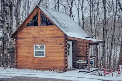 Image de Relaxing and Inviting Log Cabin with Loft in Columbia, Kentucky, Near Several Universities