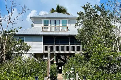 Image de Serene Bayfront Cottage with Private Dock and Beach Access near Florida’s Coastal Paradise
