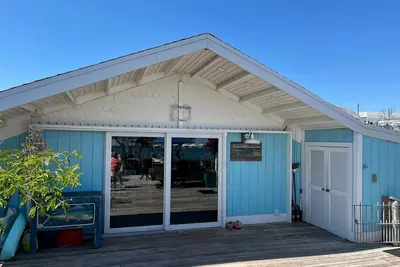 Image de Beautiful Cottage on the Bay with Private Dock and Hot Tub for a Memorable Getaway on Little Gasparilla Island, Florida