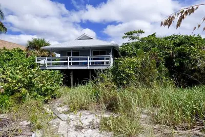 Image de Charming Beachfront Cottage with Private Dock on Little Gasparilla Island, Florida