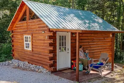 Image de Romantic Log Cabin with a King Sized Bed in the Heart of Kentucky's Picturesque Countryside