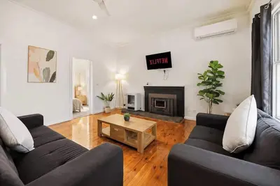 Image de Modern Family house with Bbq