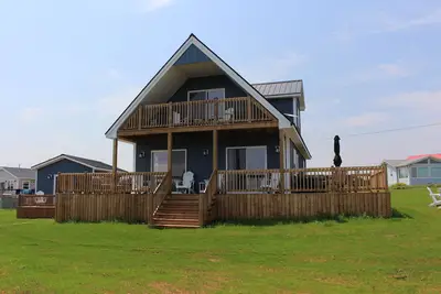 Image de Newly Built 3 Bedroom Cottage + Bunk House With A/C, 2 Minute Walk To The Beach!