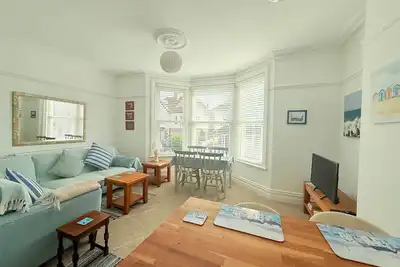 Image de Swanage Beach Retreat – Bright, Modern First‑Floor Apartment with Parking