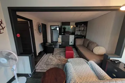 Image de Charming East facing view of lake and city! Close to beaches, kiddies spray pool
