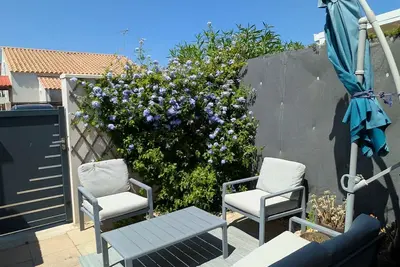 Image de Maison dans résidence sécurisée avec piscine, tennis et jeux pour enfants.