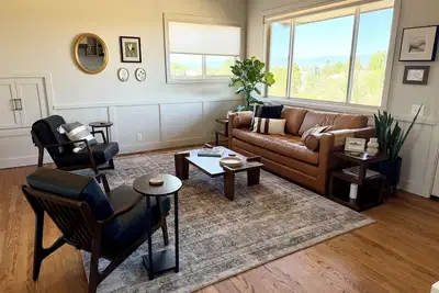 Image de New Listing! Dog Friendly, Mountain-Modern Retreat in Bend. Property with views