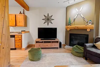 Image de 2 Bedroom Condo | Rustic Charm and Great Amenities