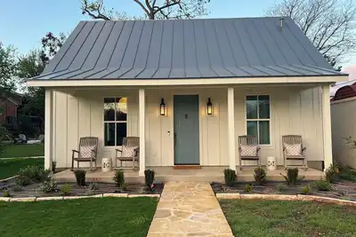 Brand New Cottage, Prime Location, Fire Pit!