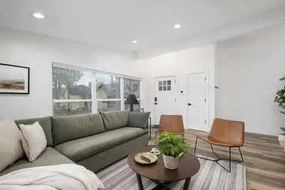 Image de Renovated Flat Steps from Historic 25th Street