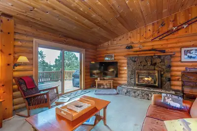Image de Cascade View Log Cabin  Cozy Mountain Escape on over 2 Acres  Dog Friendly