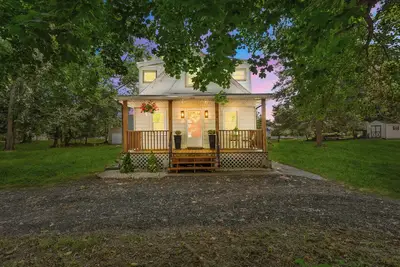Image de Charming 3br Cottage + Sleeps 8 + 1. 5 Mi to Mdt