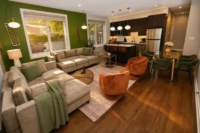 Image de Stylish 5br West Loop Retreat with Optional Parking