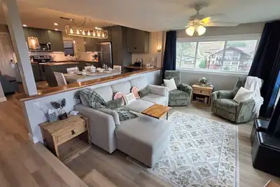 Image de New Listing! True ski-in/out newly remodeled all-four seasons mountainside condo