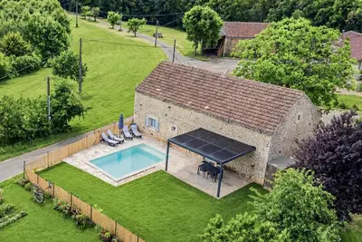 Image de Gîte de qualité avec terrasse et piscine privée