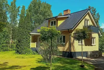 Image de Maison moderne au bord de la rivière à Lönneberga