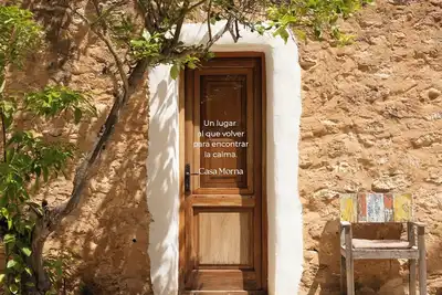 Image de Casa Morna, cozy. A calm, natural rhythm amid gardens, a pool, and sunshine.