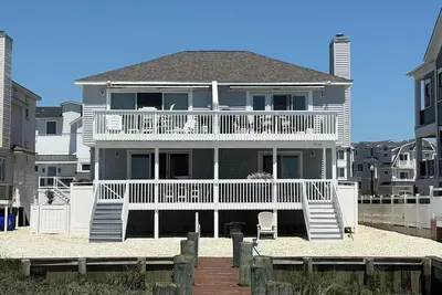 Image de Wake up to breathtaking bay views and end each day with spectacular sunsets from this beautifully appointed four-level bayfront townhouse.