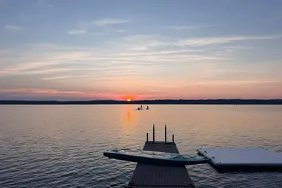 Image de New Lakefront Escape on Red Cedar Lane. Private Dock, Sunset Views & Family Fun