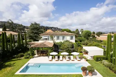 Image de Villa luxe entièrement rénovée avec piscine, jardin et accès facile aux plages et golf
