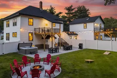 Image de Location! 10 Br - 2 Hot Tubs, Walk to Town, Game Rm, Fenced Yard, Dogs, Fire Pit