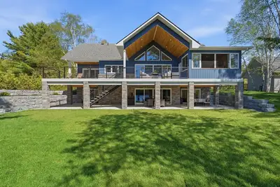 Image de Stunning Lakehouse!