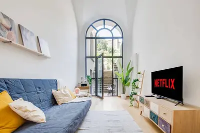 Image de Cet appartement, situé dans un ancien couvent restauré au cœur de Bellinzone, offre 6 couchages, un Wi-Fi gratuit, Netflix actif et tout le nécessaire pour des vacances inoubliables. L'appartement dispose d'un espace ouvert lumineux avec une cuisine e